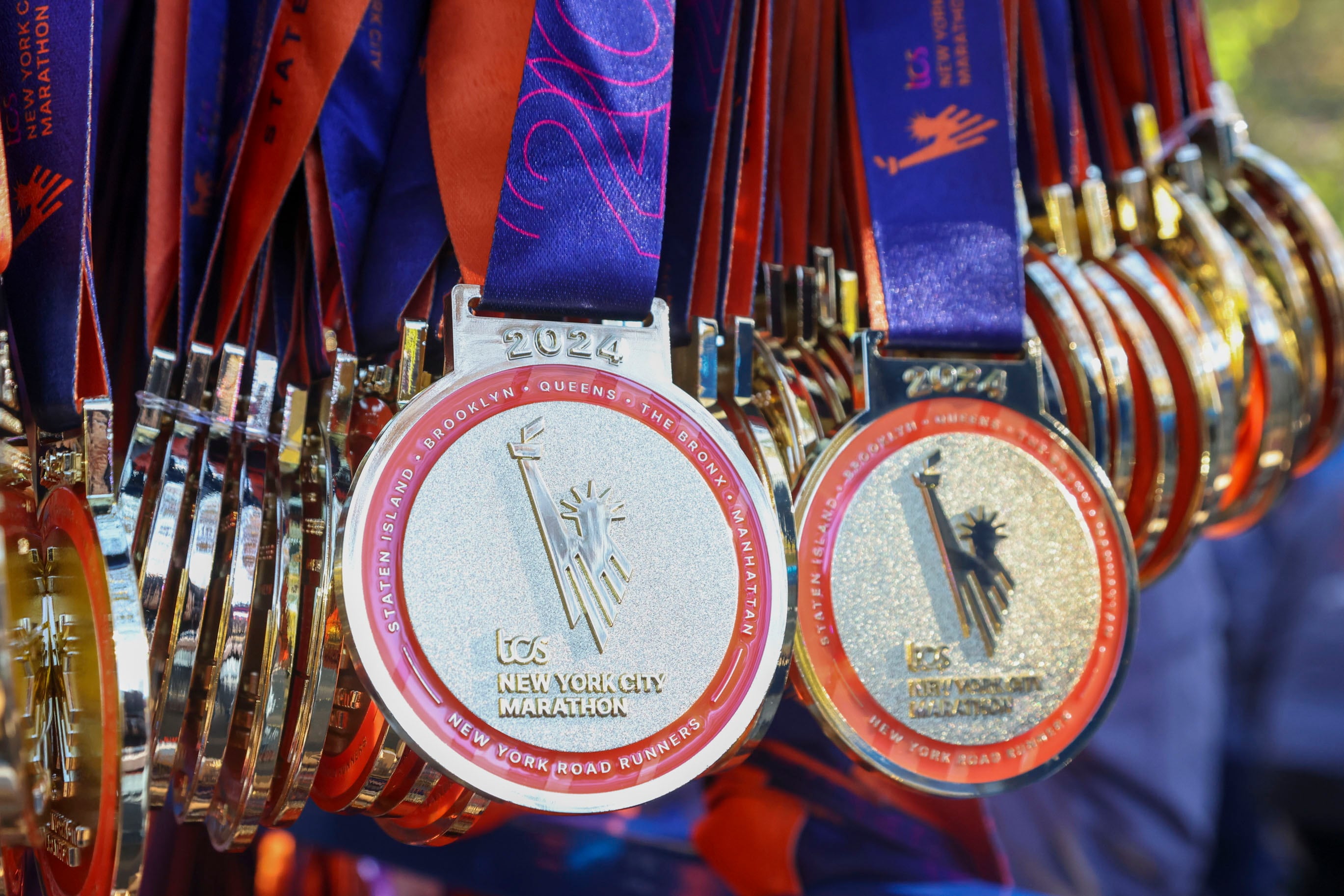 New York (United States), 27/10/2024.- Volunteers unpack finisher&#039;s medals near the finish line before the 2024 New York City Marathon in New York, New York, USA, 03 November 2024. (Maratón, Nueva York) EFE/EPA/SARAH YENESEL
