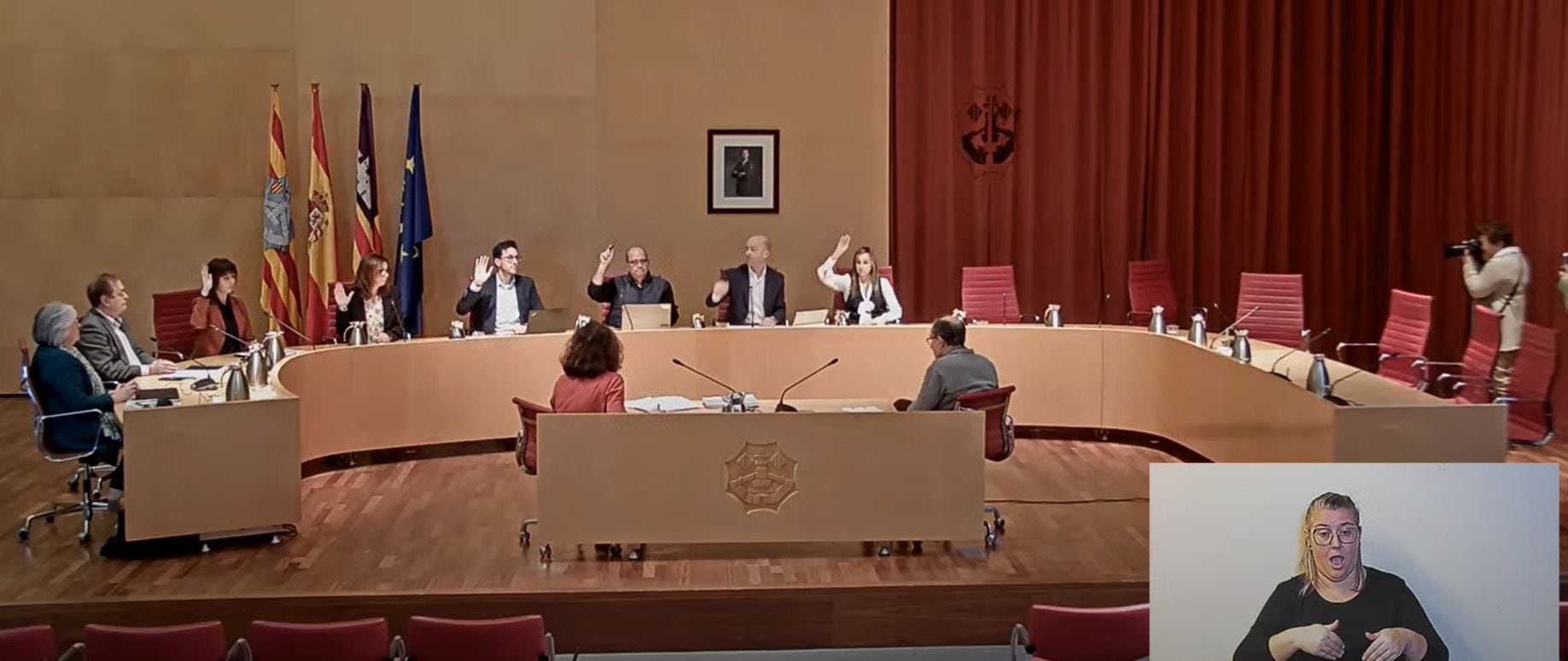 Moment de la votació només amb els representants del PP i Vox