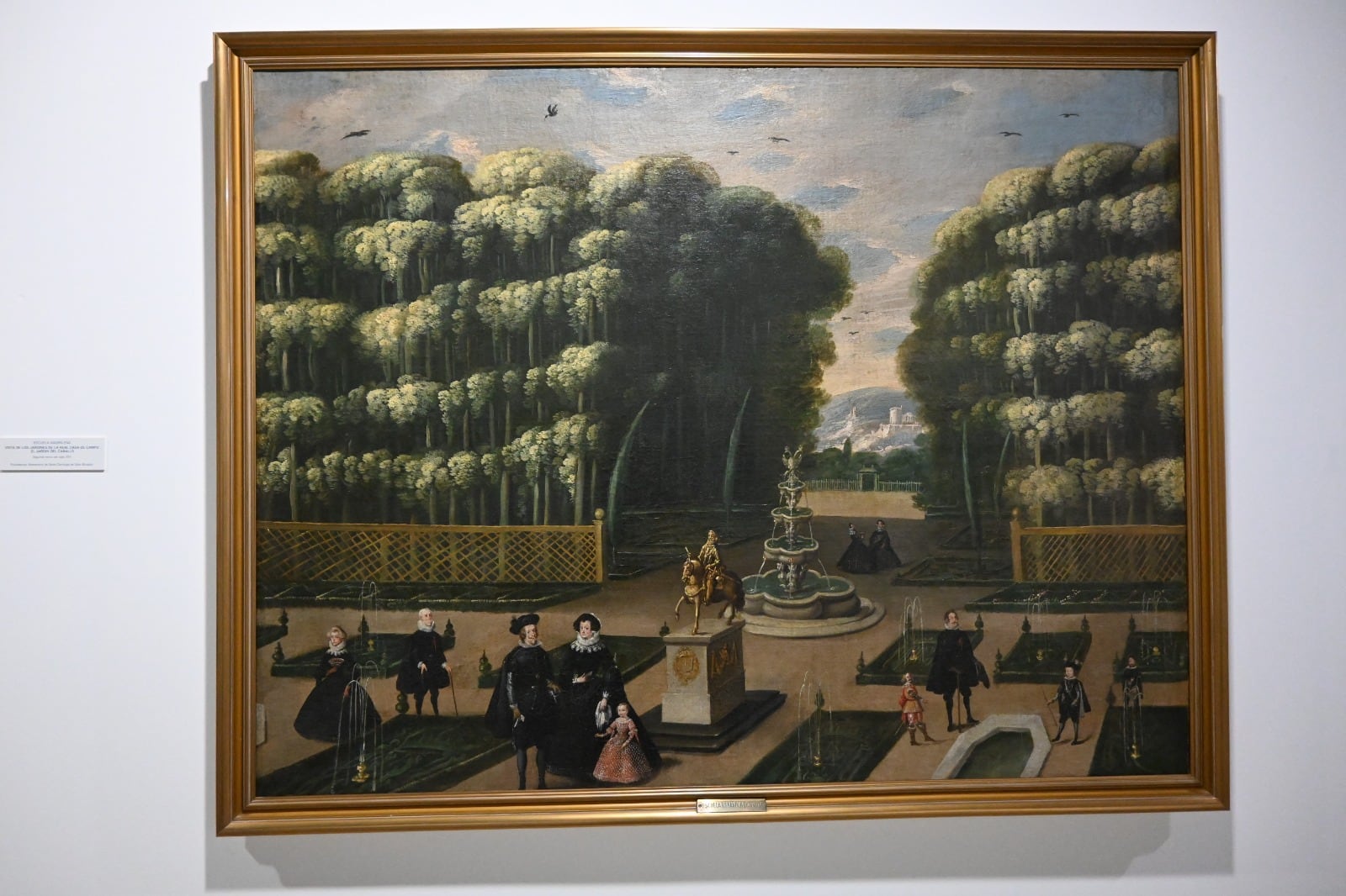 La pintura, de autor anónimo, representa al monarca con su familia en el ‘Jardín del Caballo’ de la Casa de Campo de Madrid