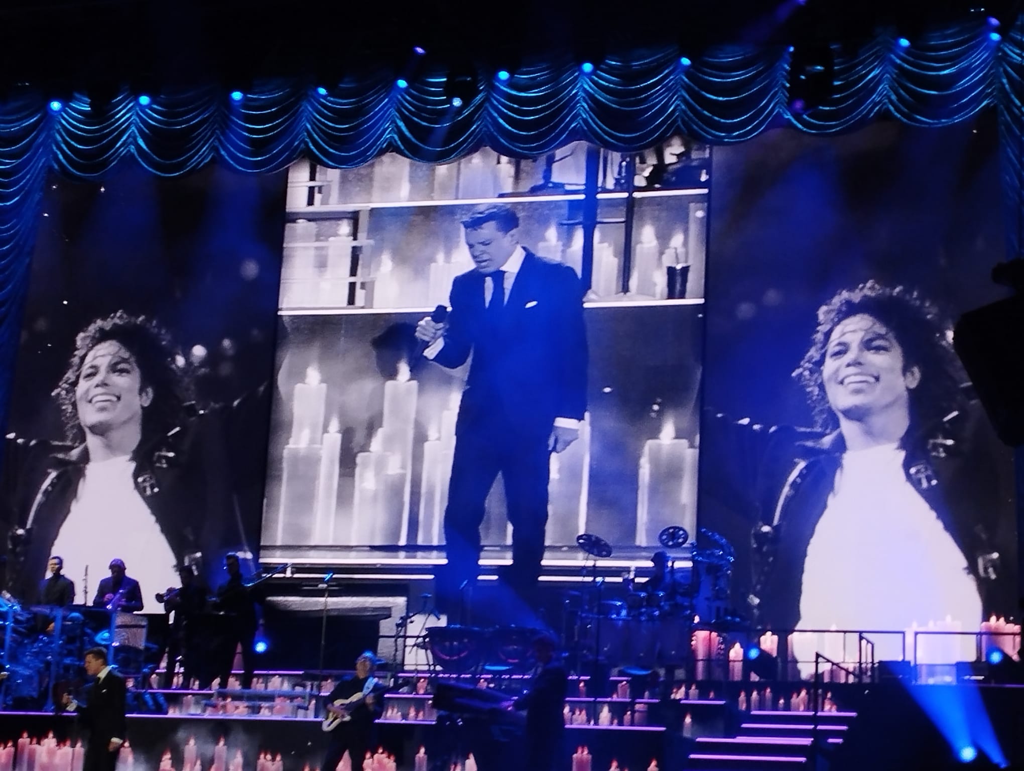 Luis Miguel homenajea a Michael Jackson en Córdoba.