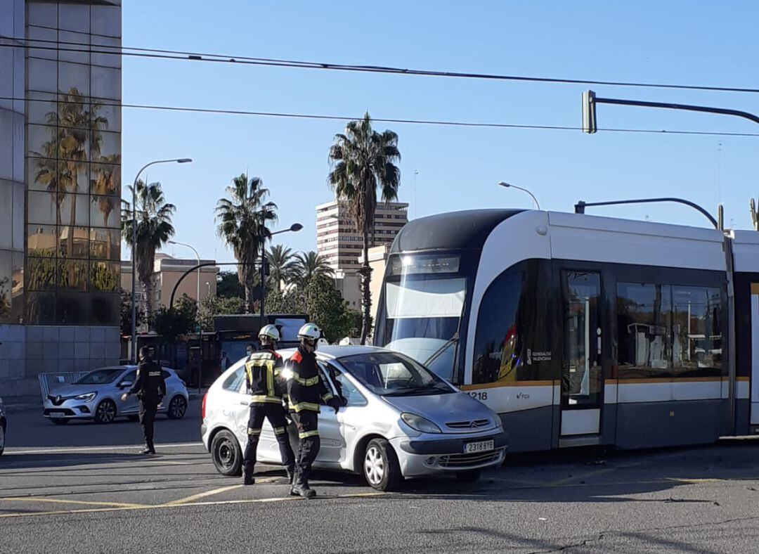 Accidente entre un tranvía y un vehículo en València