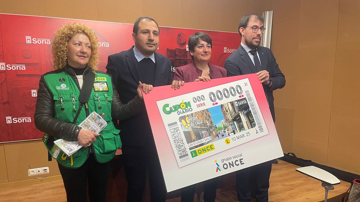 Luis Alberto Pareja, delegado de la ONCE en Soria sobre la calle emblemática El Collado