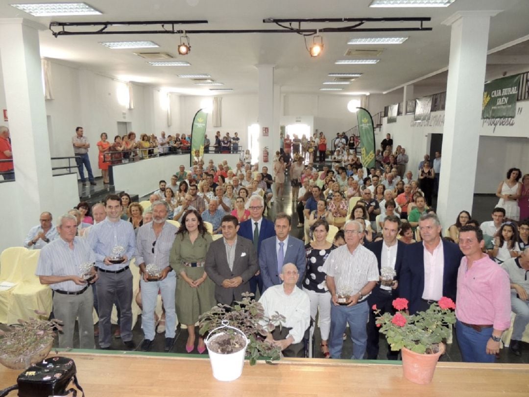 Foto de familia con autoridades y personas reconocidas en primera fila