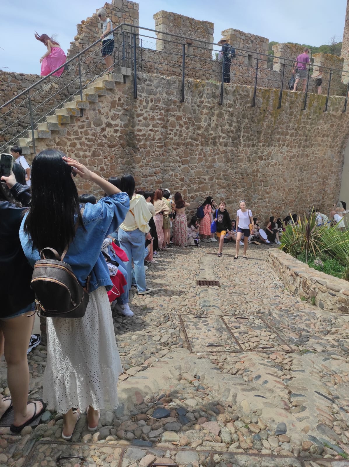 Cues de coreans esperen per fer-se fotos a Tossa