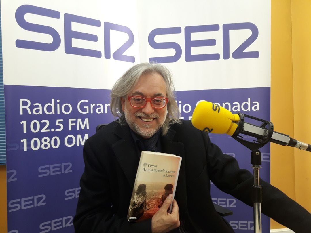 Víctor Amela, en los estudios de Radio Granada