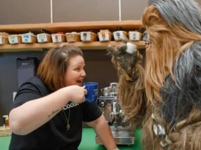 Candace Payne se toma un café con el personaje que le ha hecho famosa.