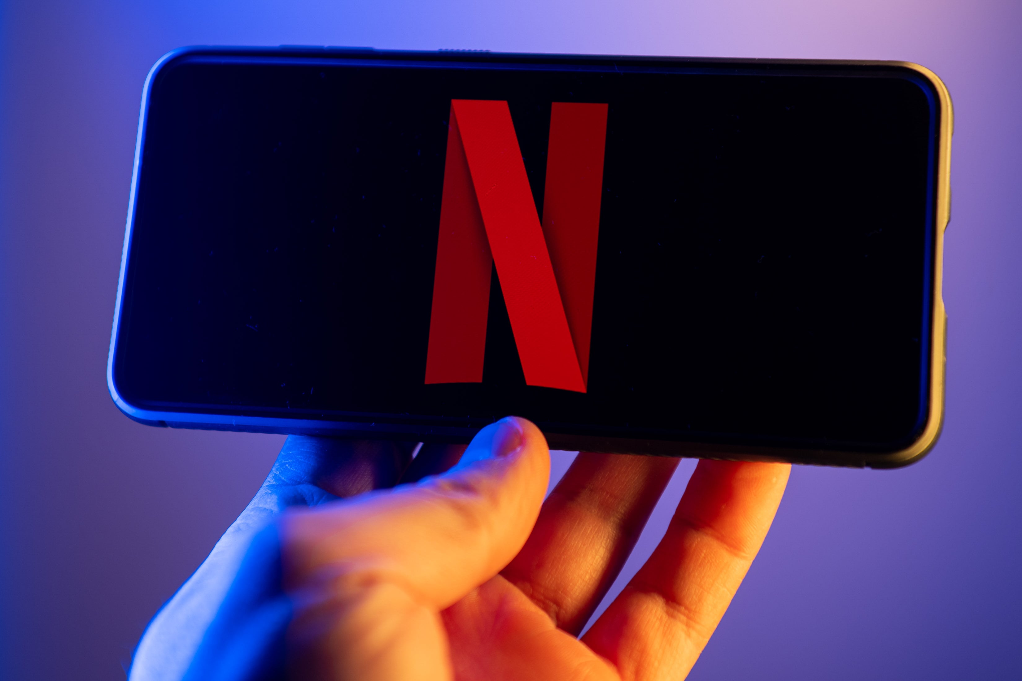 El logo de Netflix en un teléfono móvil.