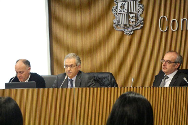 Josep Mª Piqué, nou director del SAAS, i el ministre de Salut, Miquel Àlvarez Marfany, compareixen davant la comissió de Sanitat al Consell General