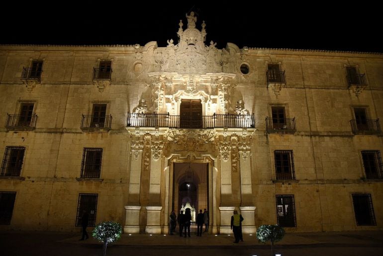 Iluminación ornamental en la fachada sur del Monasterio de la Orden de Santiago.