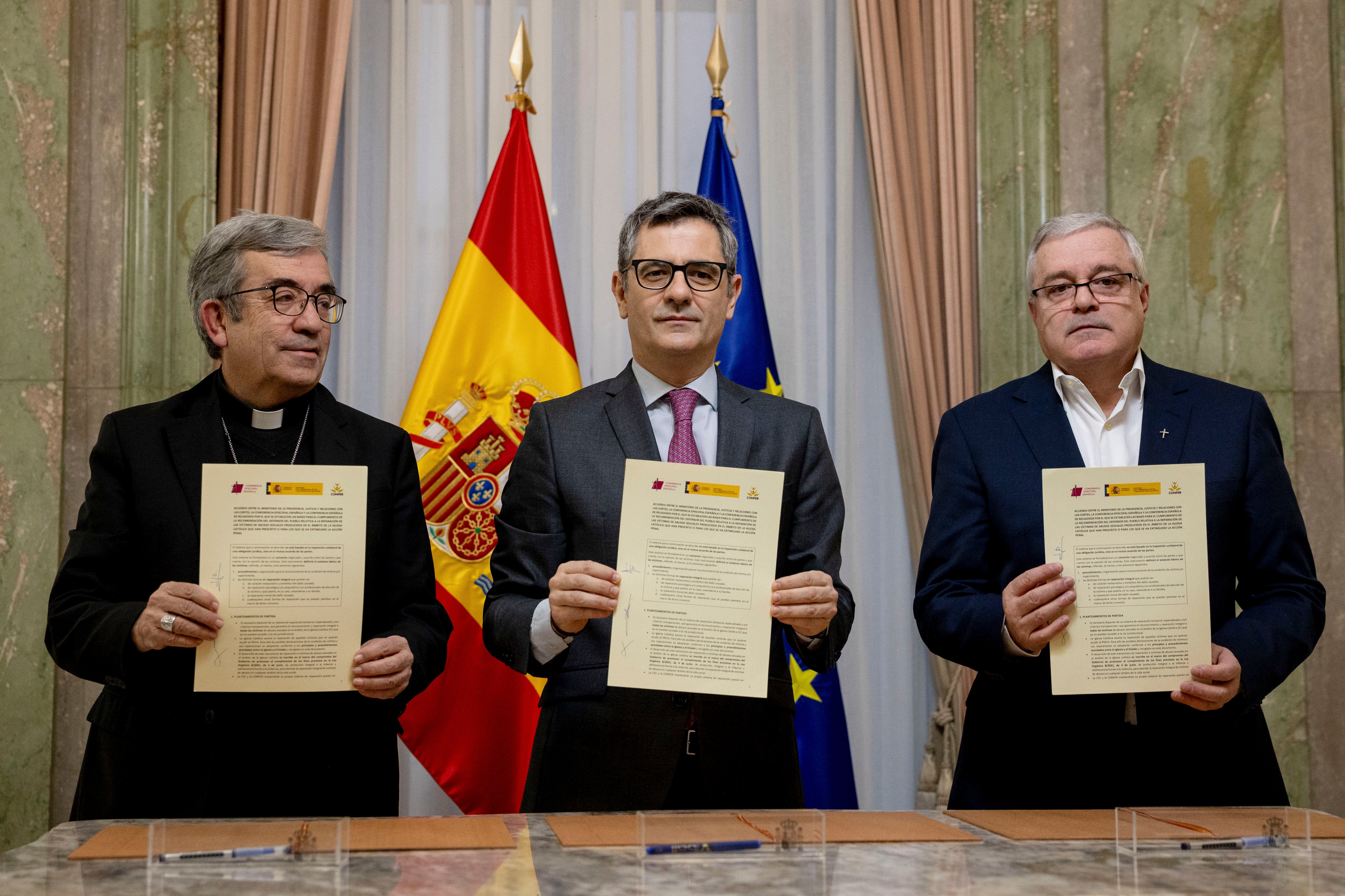 MADRID, 08/01/2026.- El ministro de la Presidencia, Justicia y Relaciones con las Cortes , Félix Bolaños (c), junto al presidente de la Conferencia Episcopal, Luis Argüello (i), y el presidente de la Conferencia Española de Religiosos (CONFER), Jesús Díaz Sariego (d), durante la firma de un acuerdo para la creación de una nueva vía, a través del Defensor del Pueblo, para la reparación de víctimas de abusos sexuales en el ámbito de la Iglesia católica para las que ya no es posible la vía judicial. EFE/ Daniel González