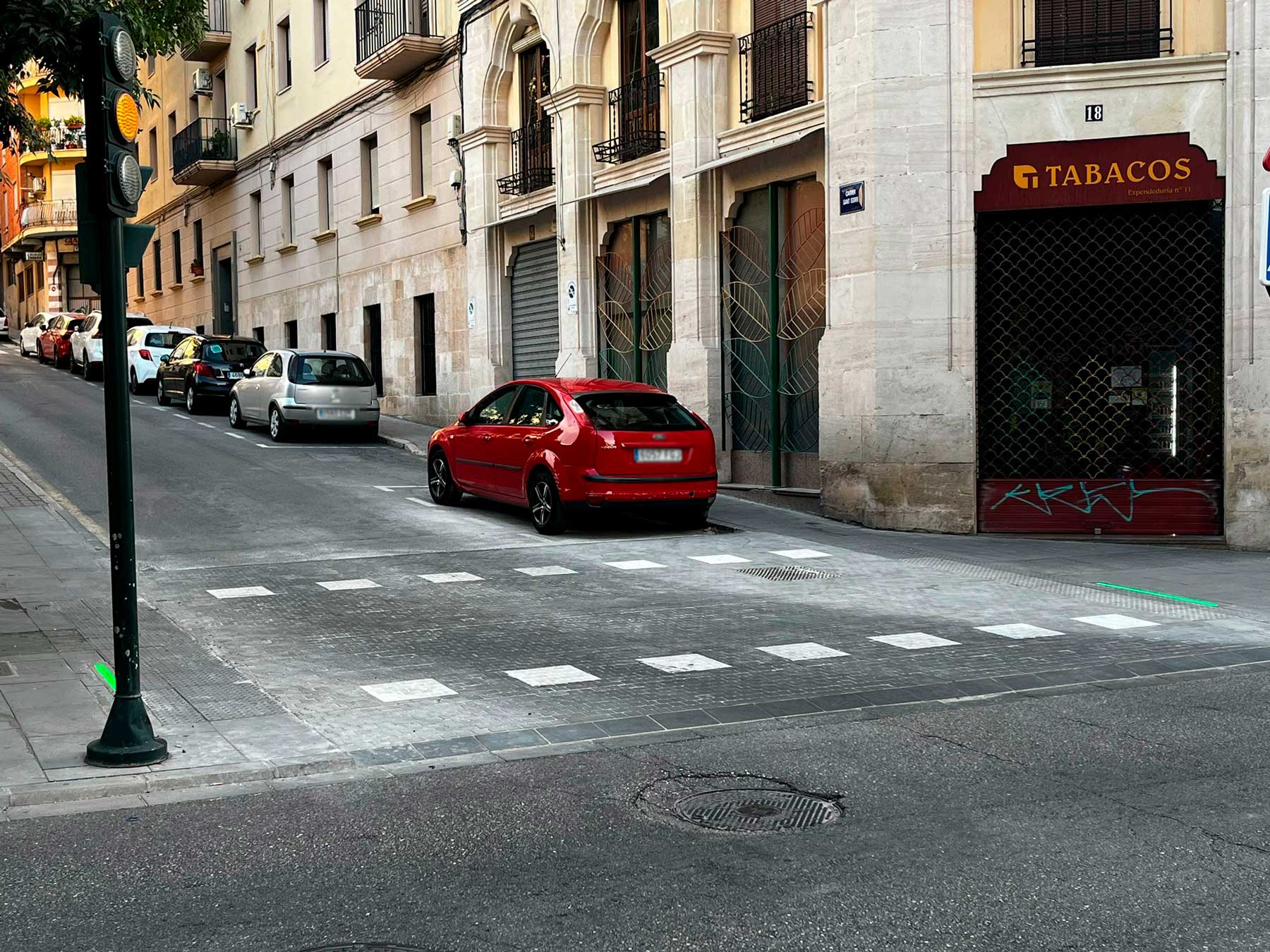 Uno de los cruces de la calle Entenza en este caso con Font de l'Horta