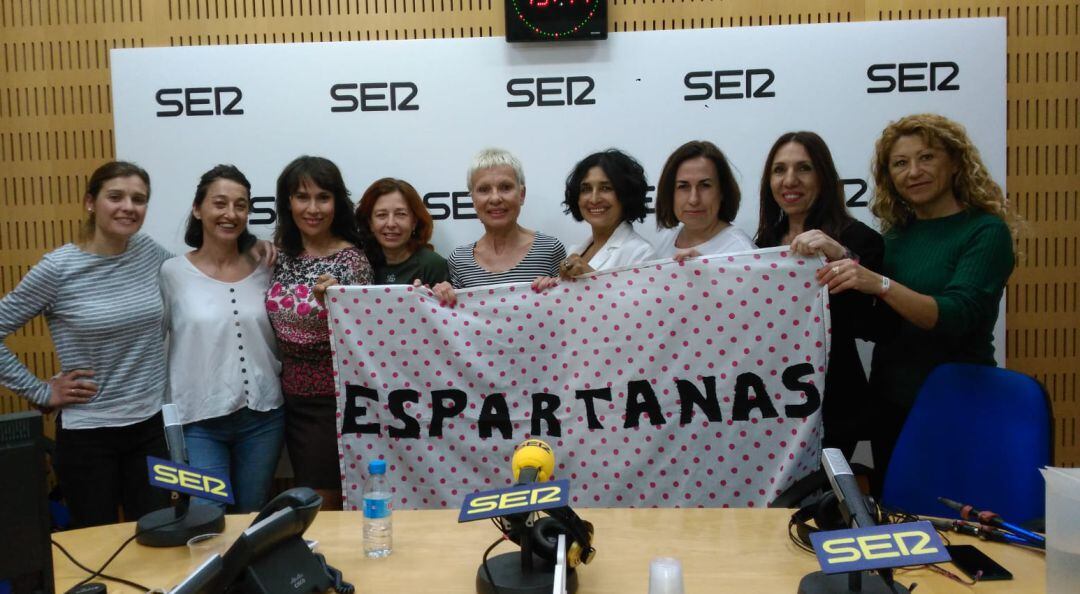 Algunas de las integrantes de las 'Espartanas' en los estudios de Radio Murcia