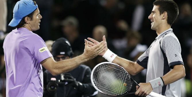 Los dos jugadores se saludan despúes de la victoria del alemán frente al número uno del mundo por 6-2 y 6-4.