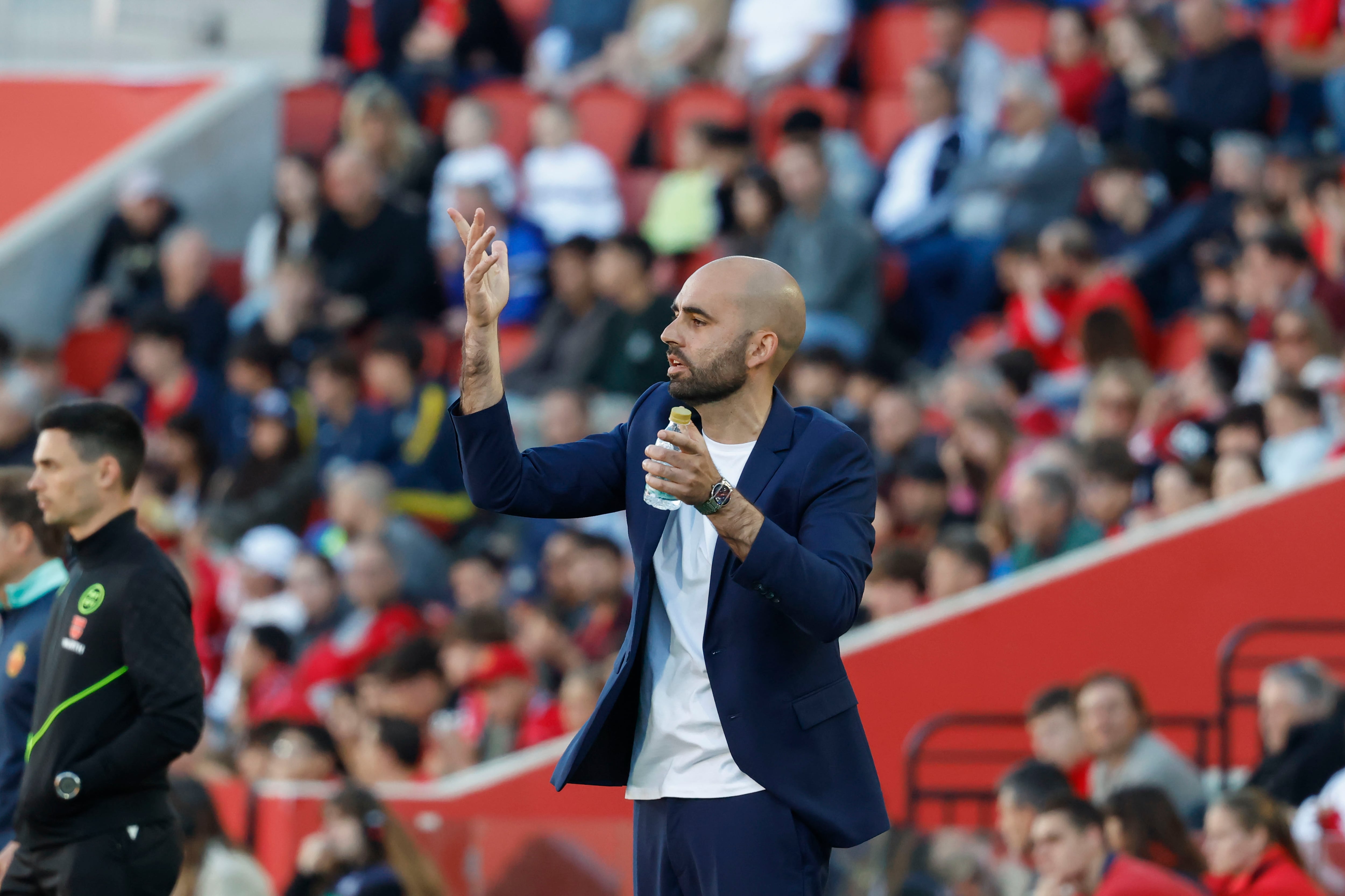 PALMA DE MALLORCA, 05/04/2025.- El entrenador del Celta, Claudio Giráldez, durante el partido de LaLiga entre el Real Mallorca y el Celta, este sábado en el estadio de Son Moix, en Palma. EFE/CATI CLADERA