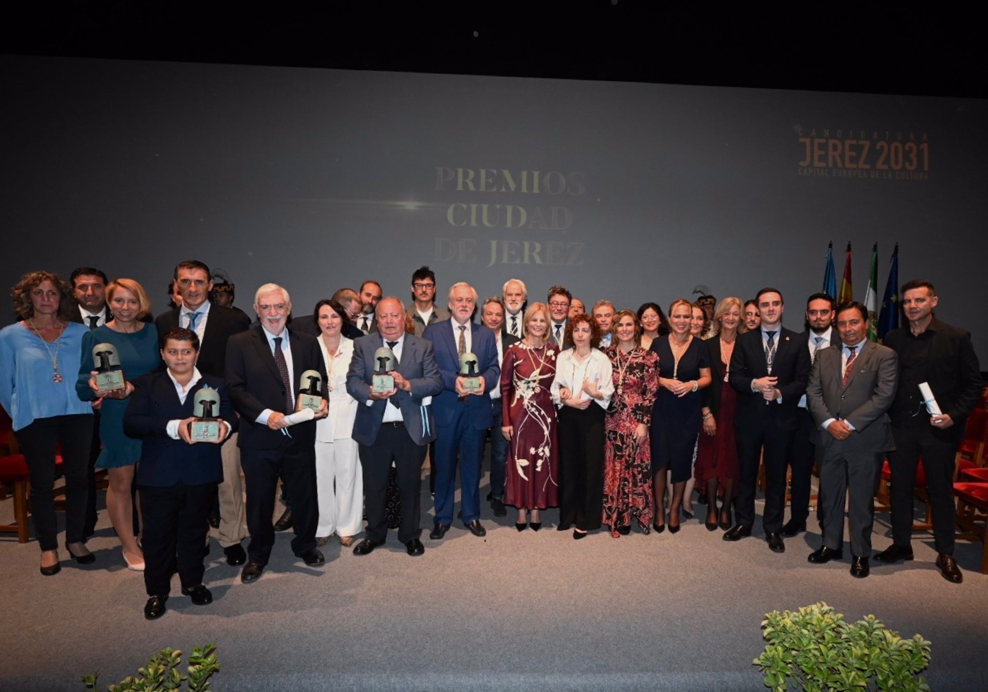 Fotografía de familia de los galardonados con los premios Ciudad de Jerez