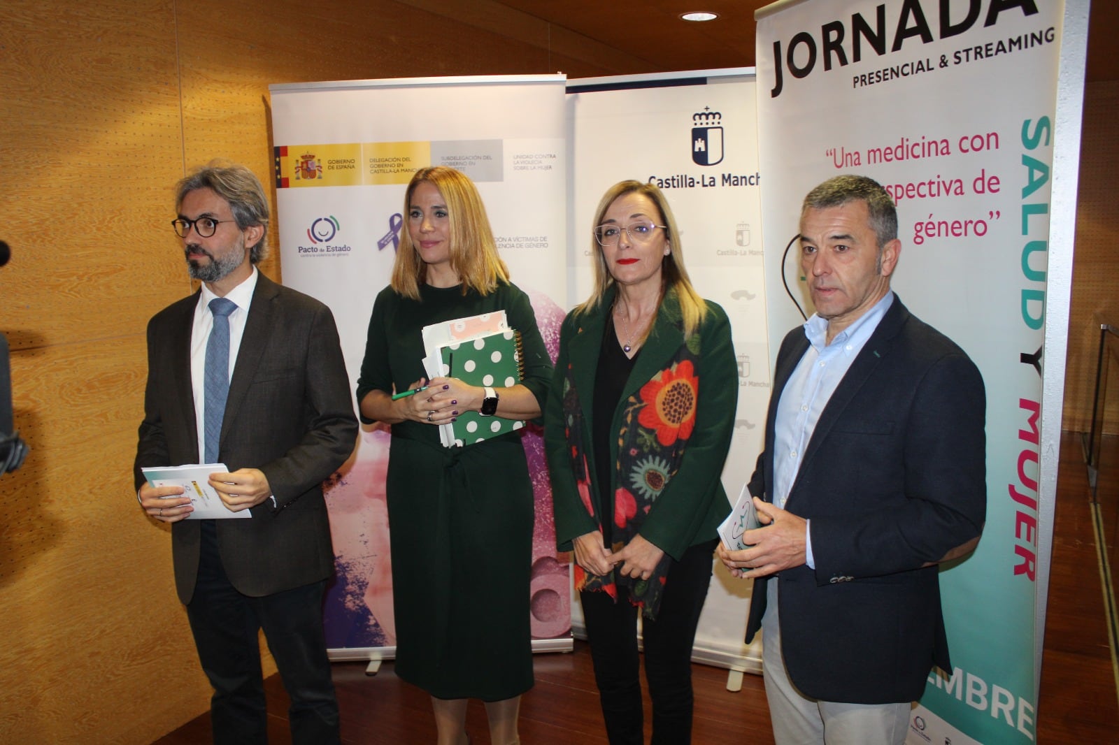 Las autoridades junto a Cira García, coordinadora de la Asociación de Mujeres Juezas de España en la inauguración de la jornada &#039;Una medicina con perspectiva de género&#039; | Imagen: Fernando Miranda