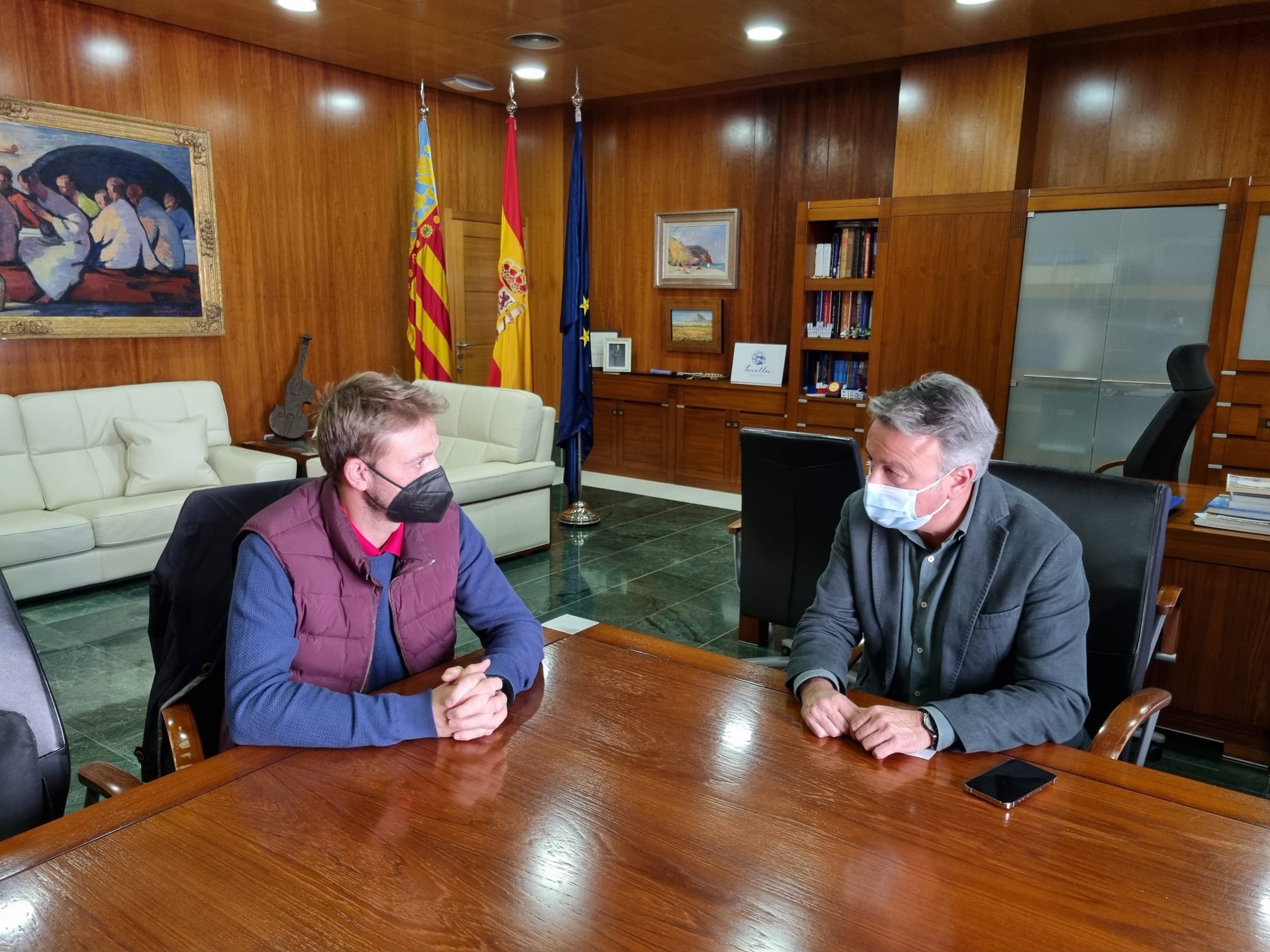 Momento de la reunión entre el alcalde de Xàbia (d) y el presidente de Atnma (i)