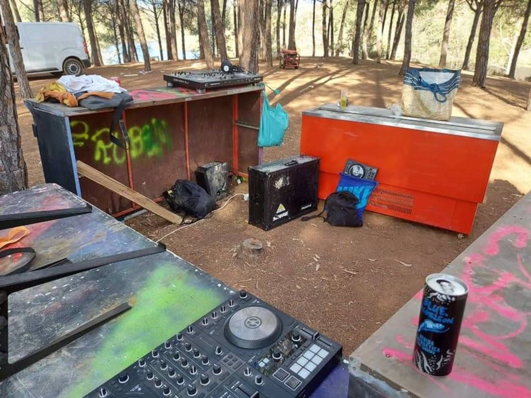 Algunos de los elementos que tenían preparados para celebrar la rave en una zona de pinos 