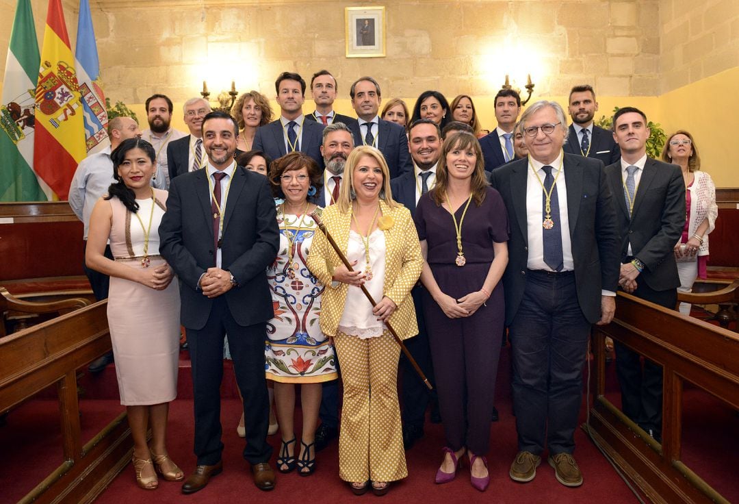 La alcaldesa de Jerez, Mamen Sánchez, junto a la Corporación municipal, tras tomar posesión en el Ayuntamiento