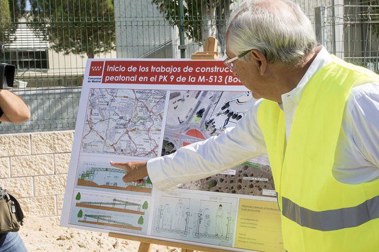 José Trigueros, Director General de Carreteras e Infraestructuras de la Comunidad de Madrid, señala el plano de la futura pasarela que cruzará la M-513