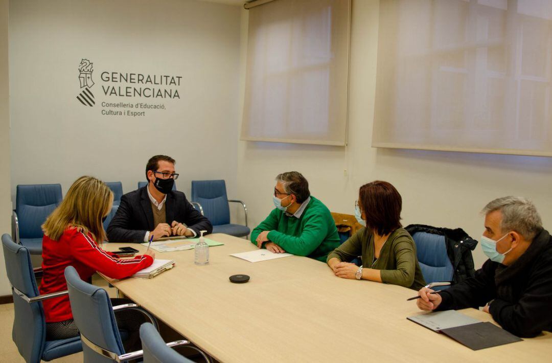 Reunión entre la Conselleria Educació y representantes del Ayuntamiento de Tavernes