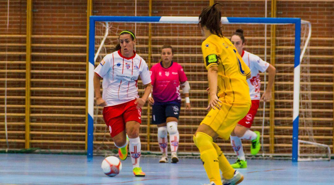 Puche (9) conduce el balón en el partido de la primera jornada de la Liga Foro Feminismo 16.