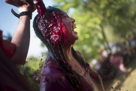 Una joven, rociada con vino duranta la Batalla.