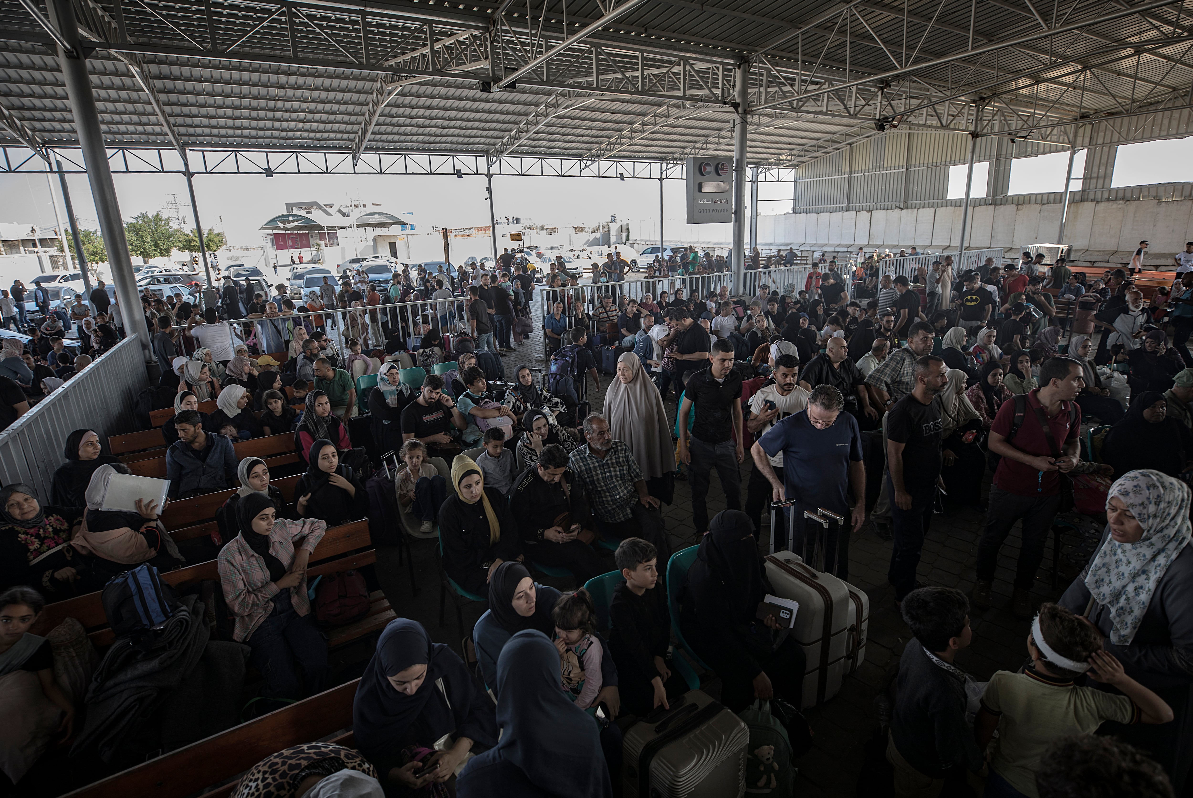 Cientos de personas esperando para cruzar el paso fronterizo de Rafah