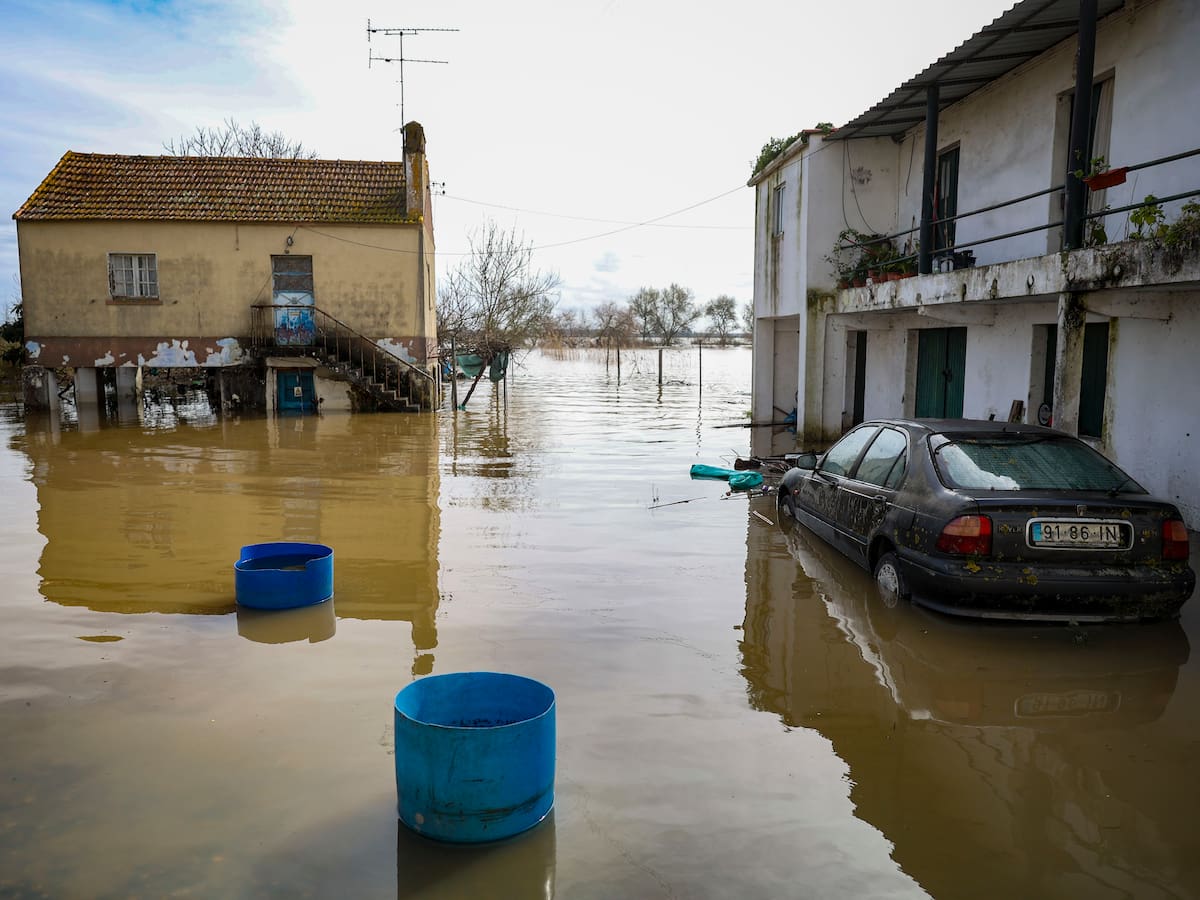 Un dique cede en Portugal y desborda un río cerca de Coimbra