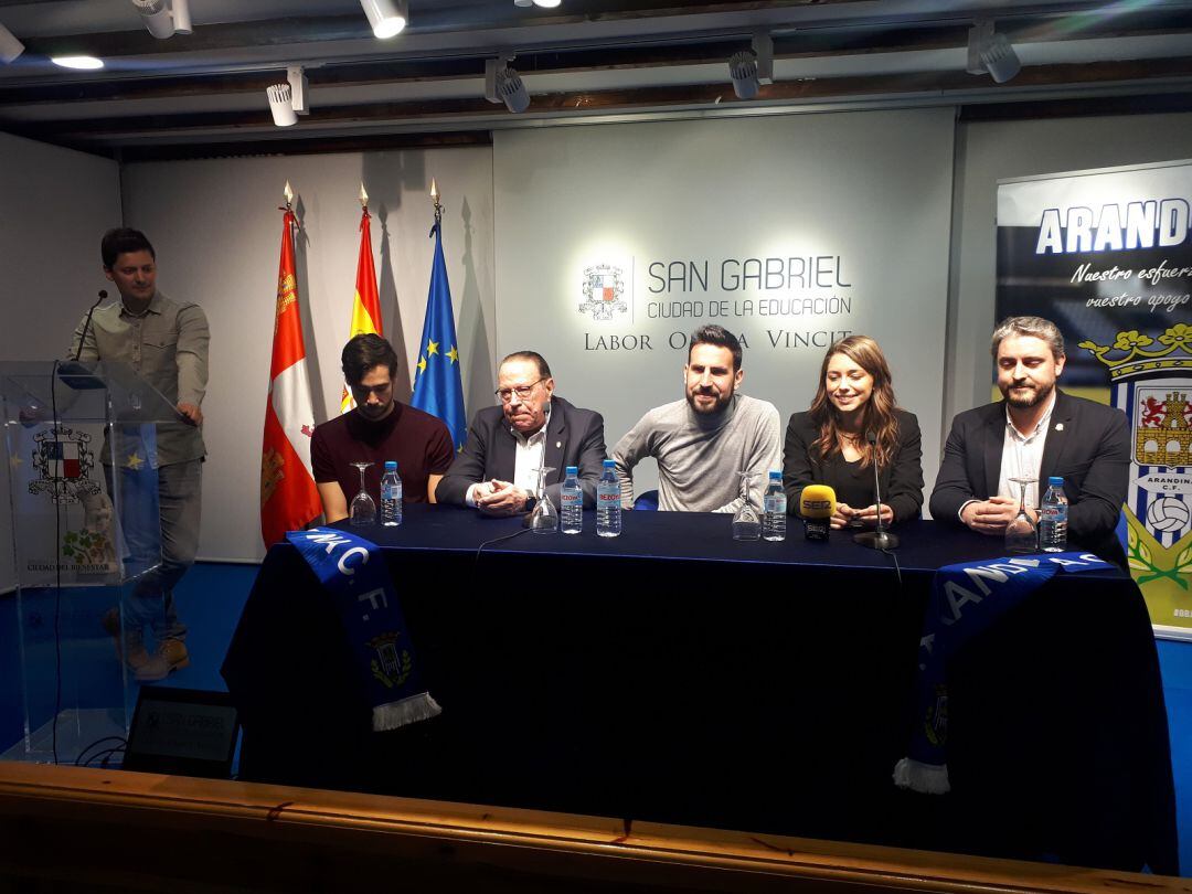 El entrenador ribereño, Álex Izquierdo (centro), en el acto de su renovación, flanqueado por el presidente del club, Pedro García -a su dcha.-, y Virgina Martínez, directiva, además de los representantes de Ciudad de la Educación y Ciudad del Bienestar de San Gabriel.