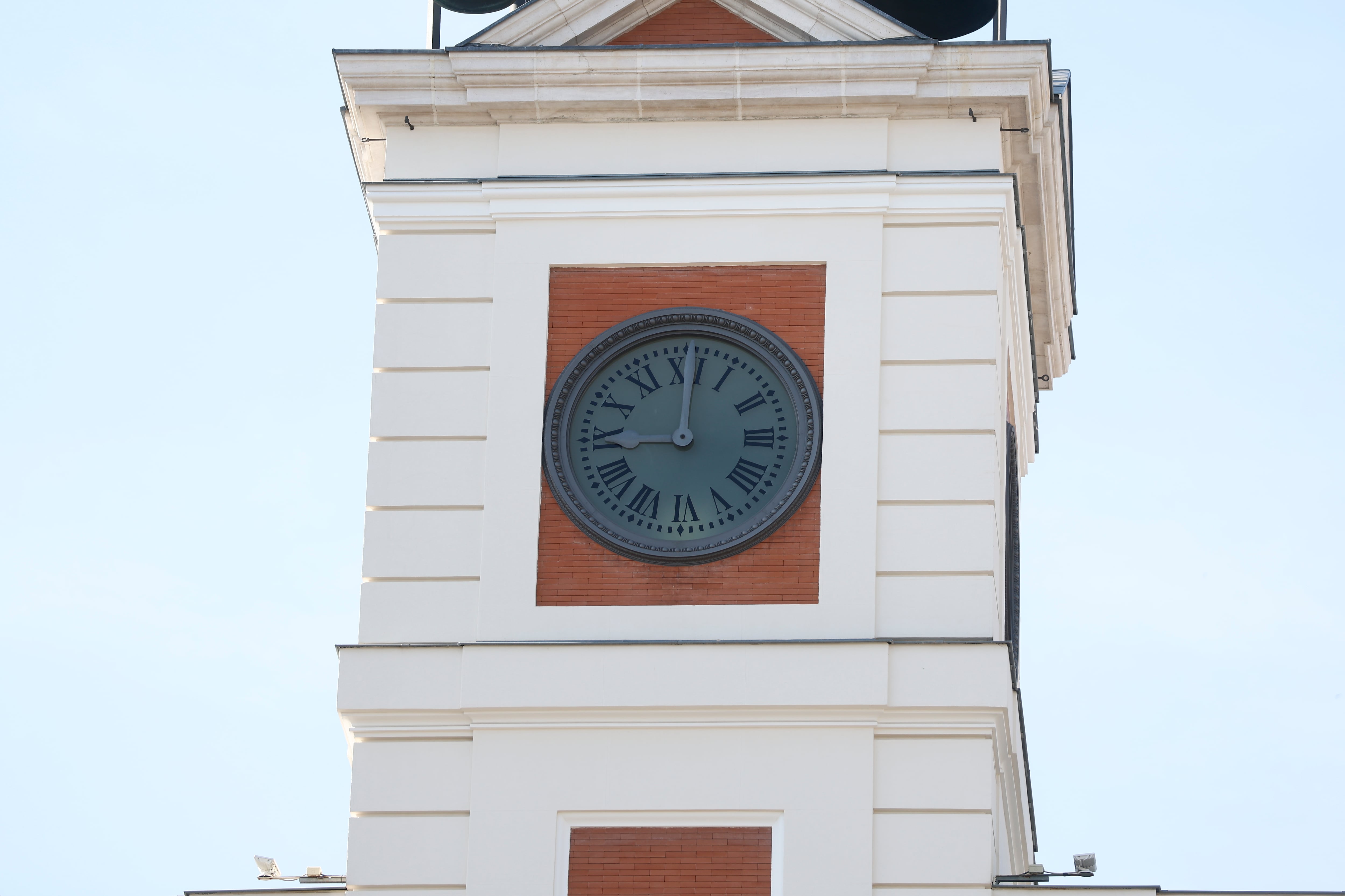 Vista del reloj de la Puerta del Sol que se ha retrasado una hora con motivo de la celebración del Día de Canarias este viernes
