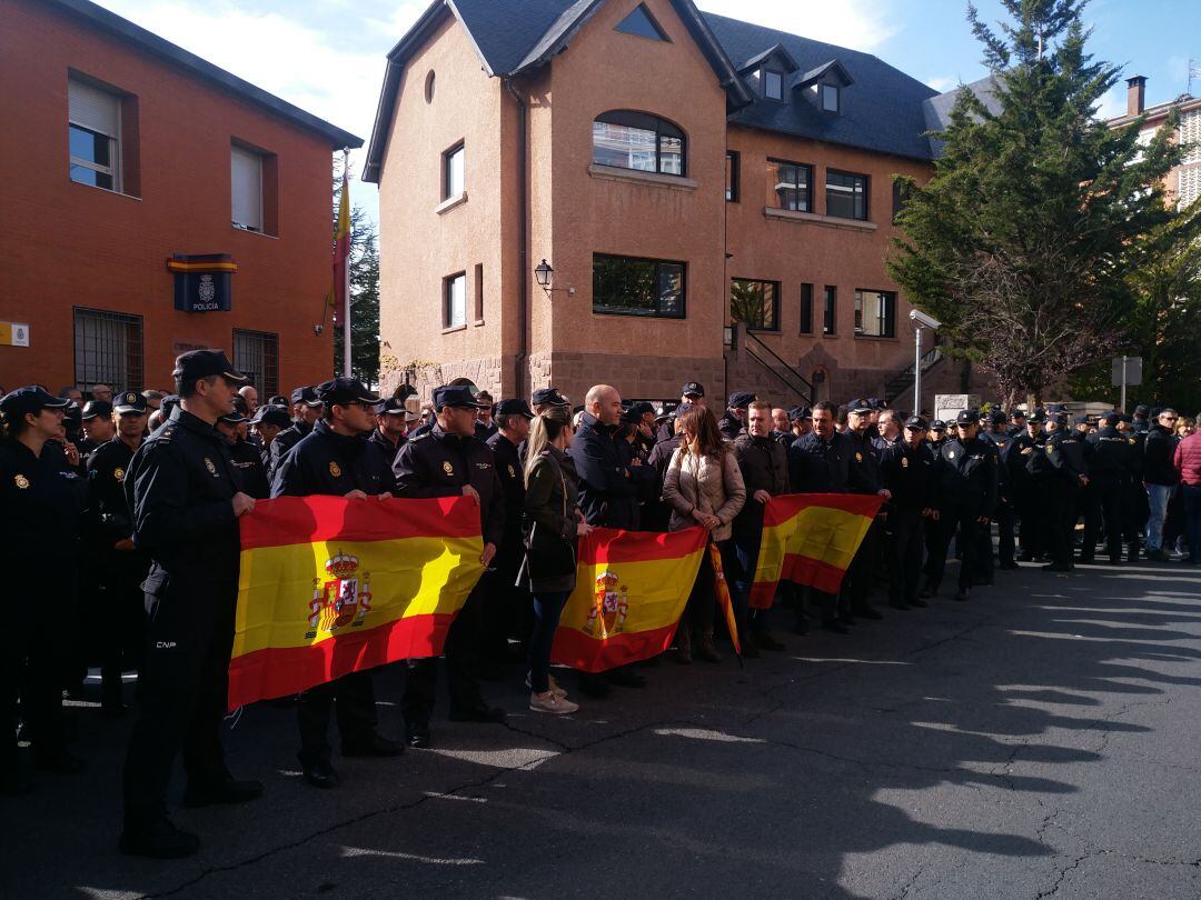 Concentración a las puertas de la Comisaría de Policía Nacional