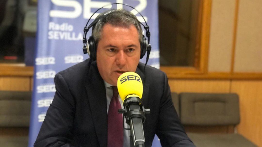 Juan Espadas, en los estudios de Radio Sevilla.