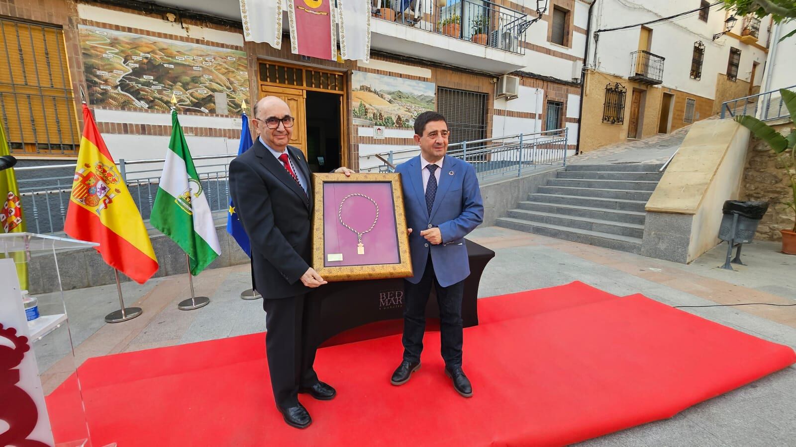El cronista de Bedmar, José Manuel Troyano, recibe la Medalla de Oro de Bedmar, de manos del presidente de la Diputación Provincial, Francisco Reyes