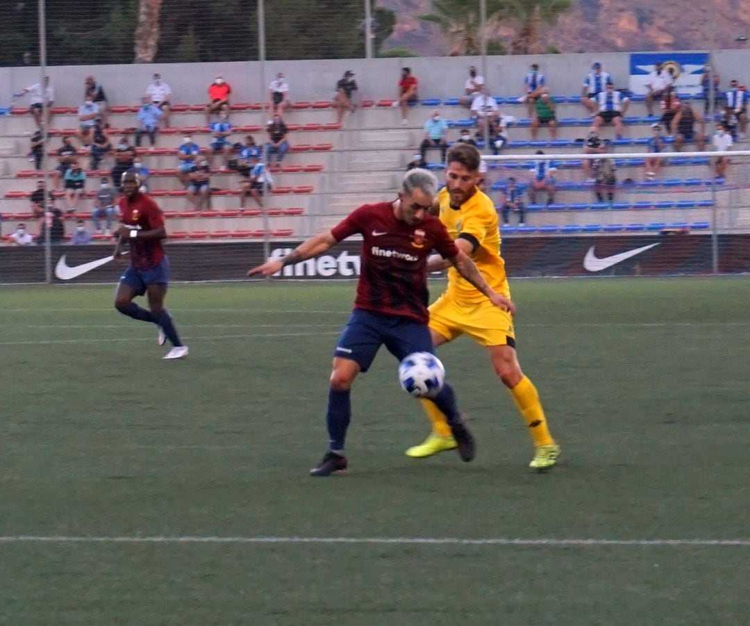 Ezequiel Calvente controla el balón ante un jugador del Hércules