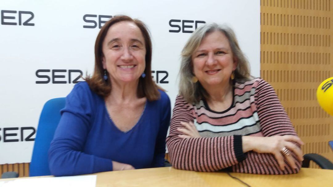 La Dra. Maria Dolores Calderó y la trabajadora social Juana Teresa en los estudios de Radio Murcia