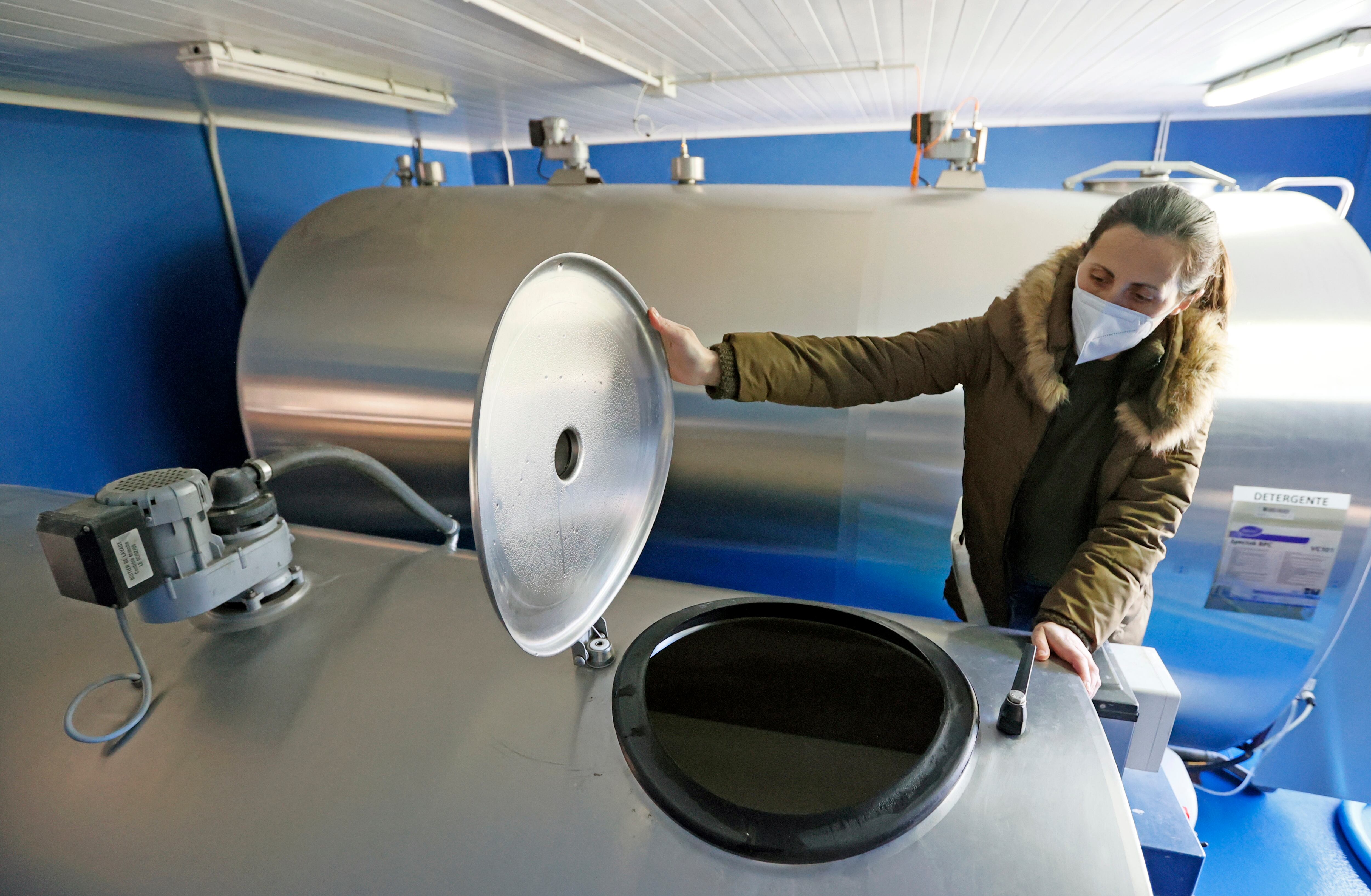 A CORUÑA, 17/03/2022.- Una empleada de la explotación ecológica &quot;Casa Grande de Xanceda&quot; muestra los depósitos de productos lácteos, al límite de su capacidad al ser recogidos por los transportistas debido a la huelga, este jueves en Xanceda, A Coruña. El 70 % de la producción de leche de vaca en Galicia quedará mañana sin recoger si no se solucionan las dificultades de tránsito de los camiones, debido a la huelga indefinida de transportes convocada por la Plataforma en Defensa del Sector del Transporte de Mercancías por Carretera. EFE/ Lavandeira Jr
