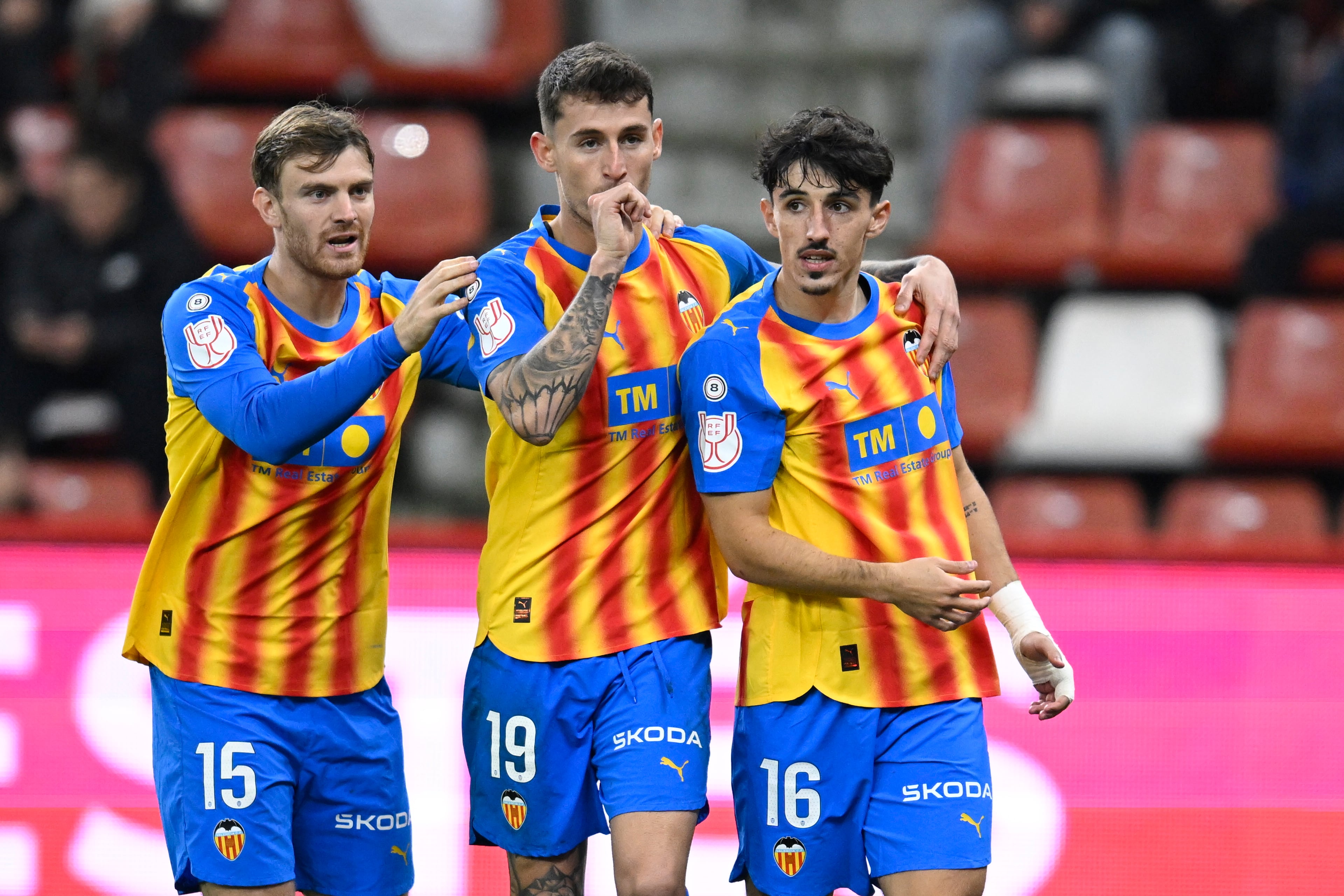 El delantero del Valencia Dani Raba (c) celebra tras marcar el 0-2 durante el partido de dieciseisavos de final de la Copa del Rey que Sporting de Gijón y Valencia CF disputan este martes en el estadio de El Molinón, en Gijón. EFE/Eloy Alonso