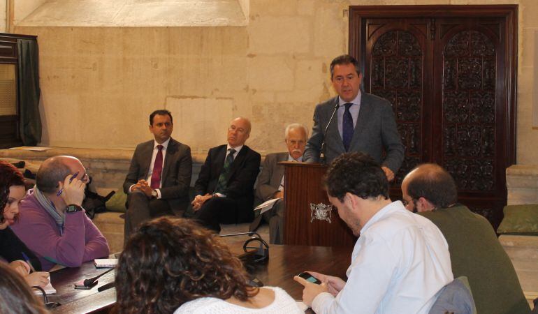El alcalde de Sevilla, Juan Espadas, durante la rueda de prensa que ha ofrecido este miércoles