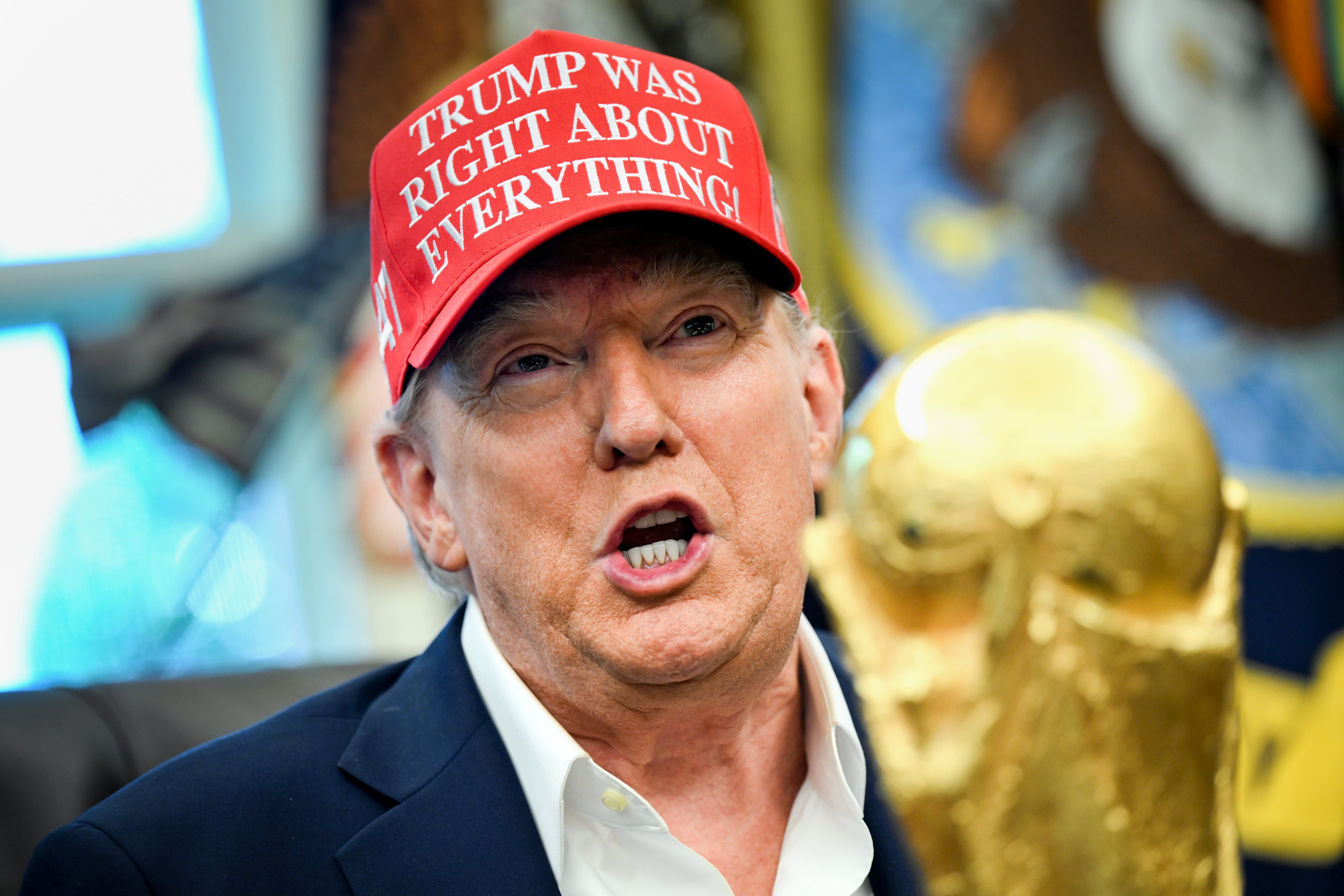 El presidente de los Estados Unidos, Donald Trump, mira el trofeo de la Copa Mundial de la FIFA tras anunciar que el sorteo de la Copa Mundial de la FIFA 2026 se celebrará en el Kennedy Center en diciembre de 2025, en el Despacho Oval de la Casa Blanca en Washington, D.C., el 22 de agosto de 2025.