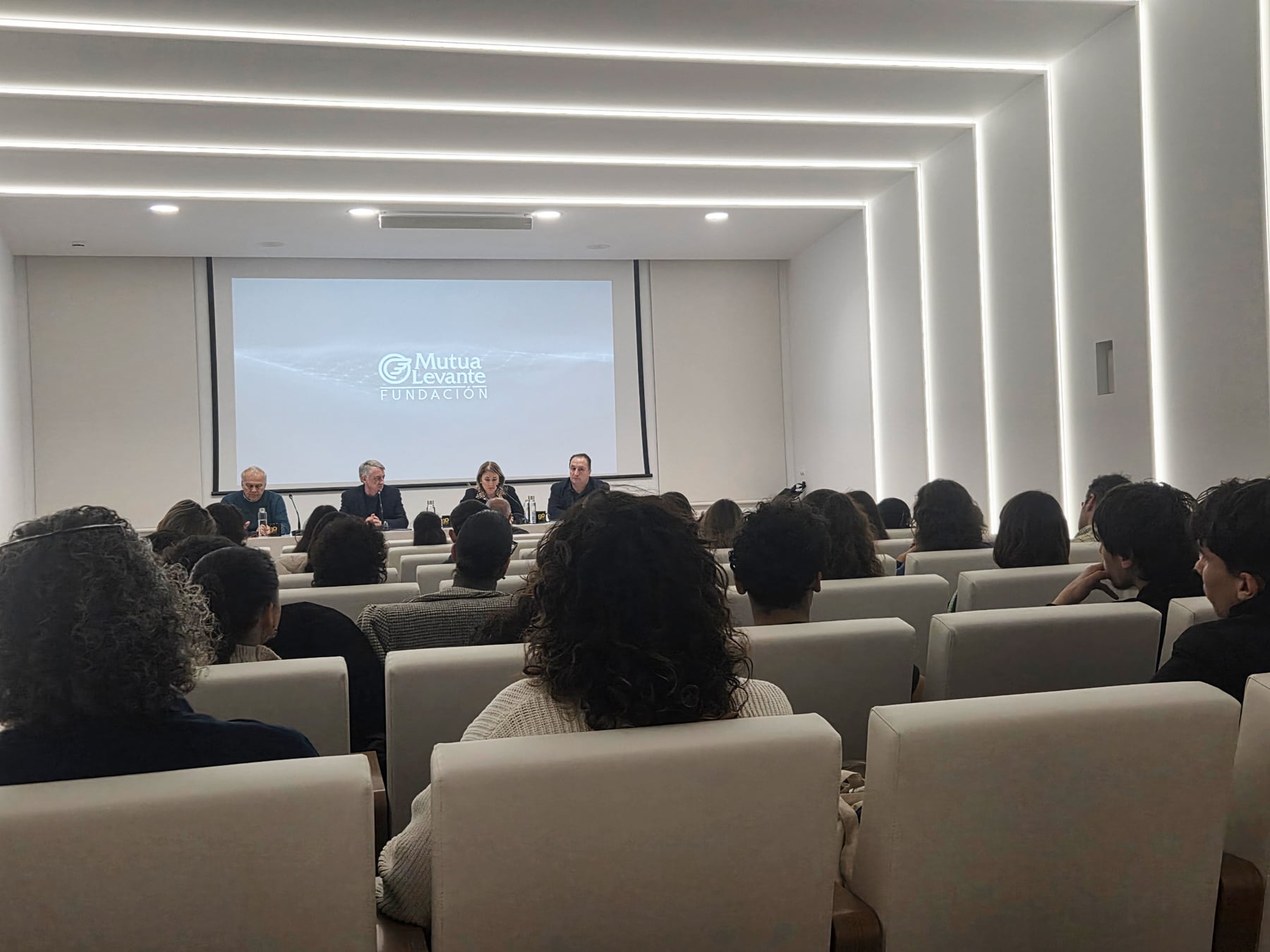 Un instant de la conferència de l'Associació Per Marta Calvo en Fundació Mutua Levante