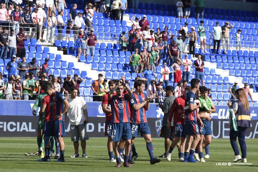 Los jugadores aplauden a los aficionados al finalizar el encuentro