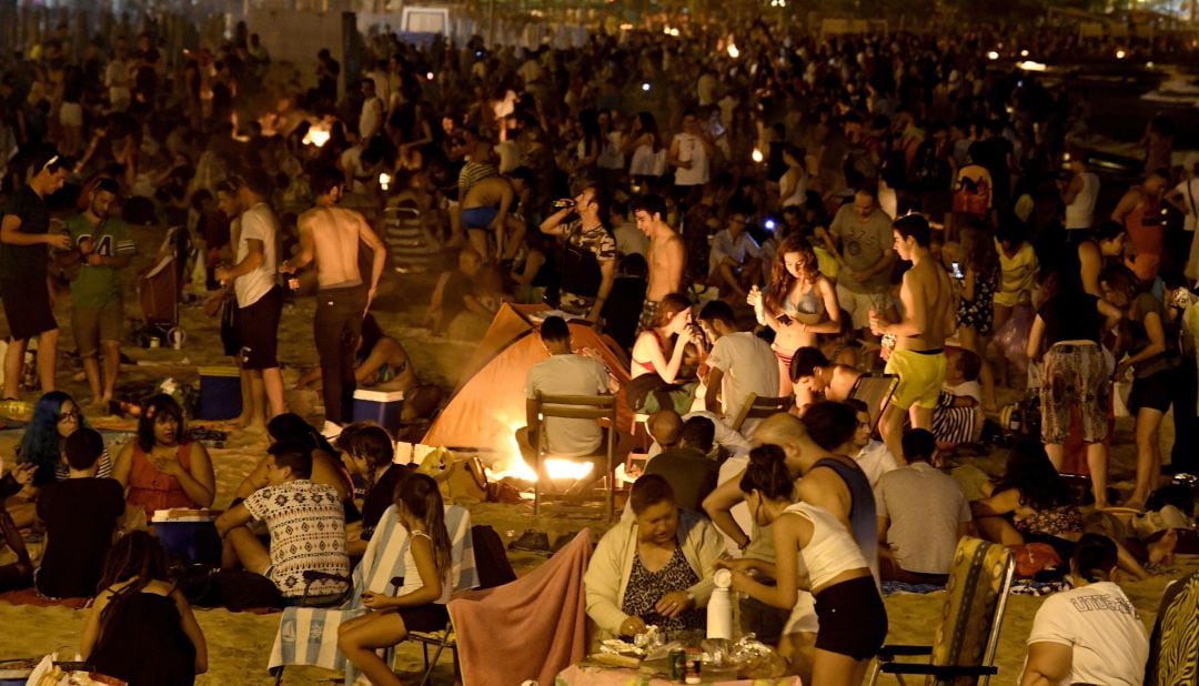 Las playas de toda la Comunitat Valenciana se llenan cada año para celebrar la noche de San Juan.