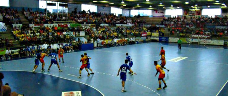 Imagen de un partido en cancha del Villa de Aranda