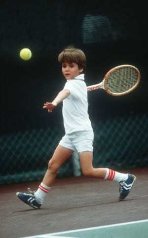 Agassi golpea a la pelota durante un partido con siete años