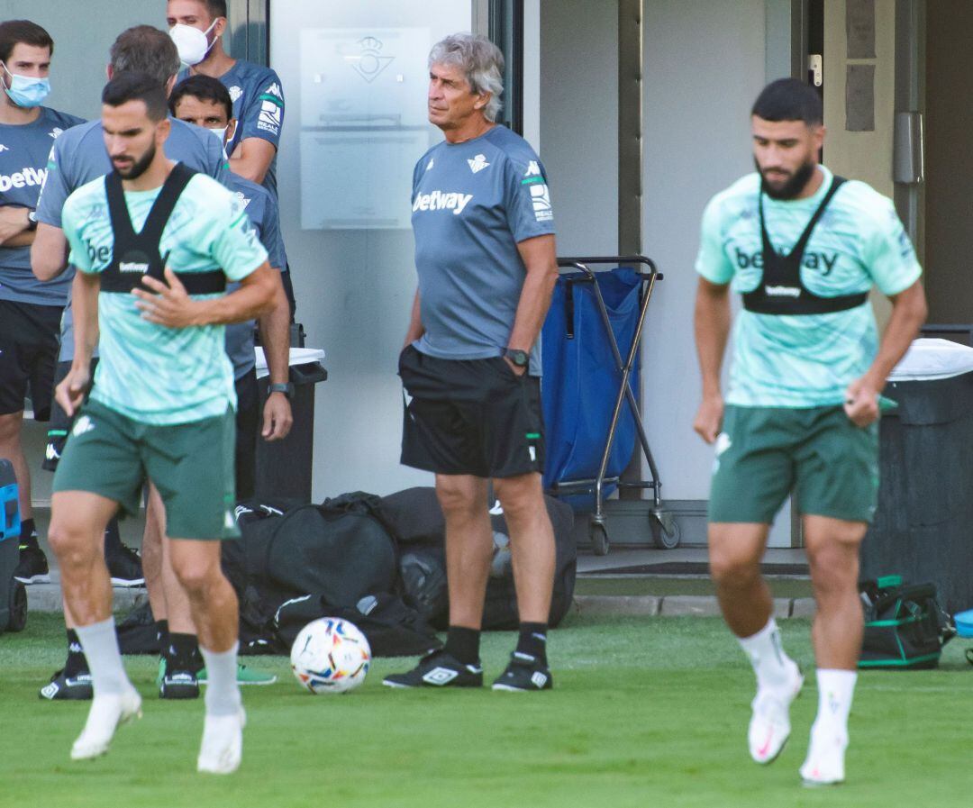 GRAFAND1711. SEVILLA.- El entrenador del Real Betis, Manuel Pellegrini, entre los jugadores Martín Montoya y Nabil Fekir. EFE Raúl Caro.