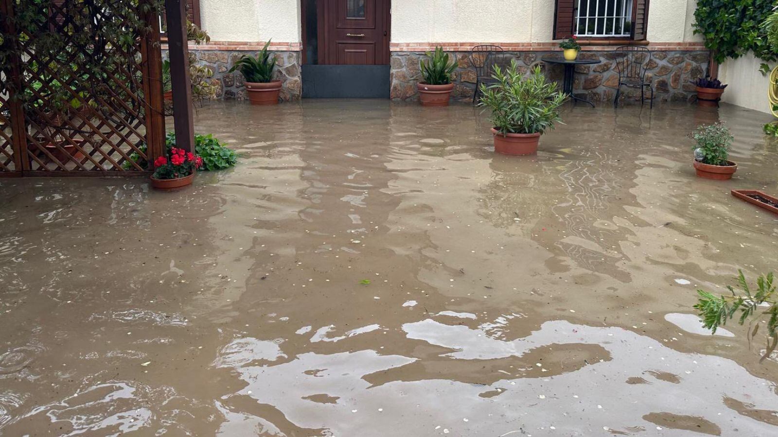 Inundación de una de las viviendas de Coronel Baeza, en Toledo, tras la tormenta del pasado sábado
