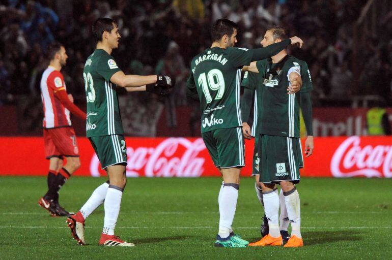  El delantero del Real Betis Loren Morón celebra con sus compañeros su gol, primero del equipo ante el Girona, durante el partido de la jornada trigésima segunda de Liga en Primera División que se juega esta noche en el Campo Municipal Montillivi, en Girona.