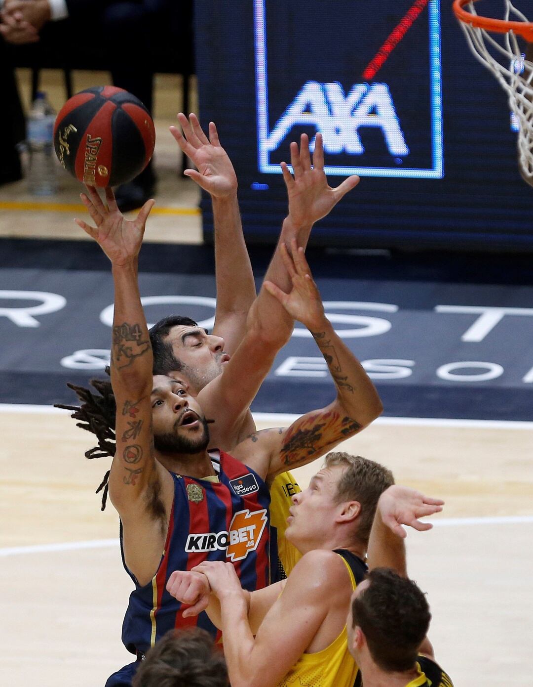 El base estadounidense de Kirolbet Baskonia, Pierriá Henrry (i), disputa un rebote ante los jugadores de Iberostar Tenerife, durante la segunda jornada de la fase final de la ACB disputado esta noche en el pabellón de la Fuente de San Luis de Valencia.