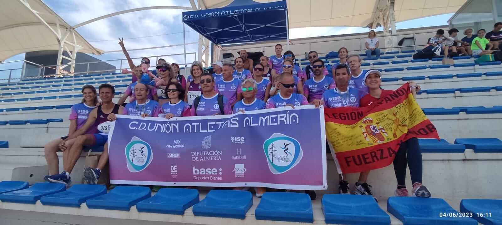 Unión Atletas Almería posa tras alcanzar el título.